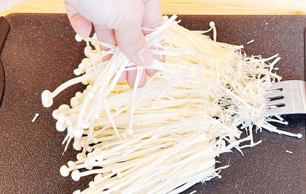 エノキの割き方、迷っていない？　早くて楽な裏ワザに「便利すぎる」「なるほど」