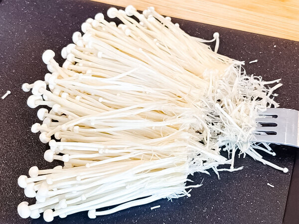 エノキの割き方、迷っていない？　早くて楽な裏ワザに「便利すぎる」「なるほど」