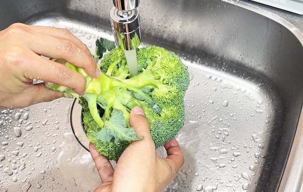 まだ汚れが残ってるかも？　ブロッコリーの洗い方に「水よりいい！」
