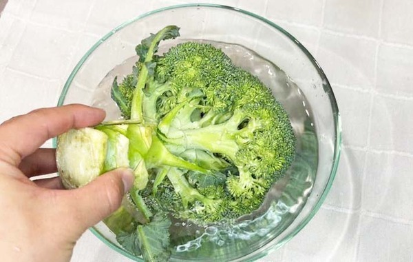 まだ汚れが残ってるかも？　ブロッコリーの洗い方に「水よりいい！」