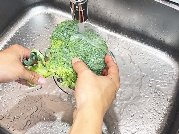 まだ汚れが残ってるかも？　ブロッコリーの洗い方に「水よりいい！」