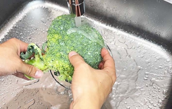まだ汚れが残ってるかも？　ブロッコリーの洗い方に「水よりいい！」