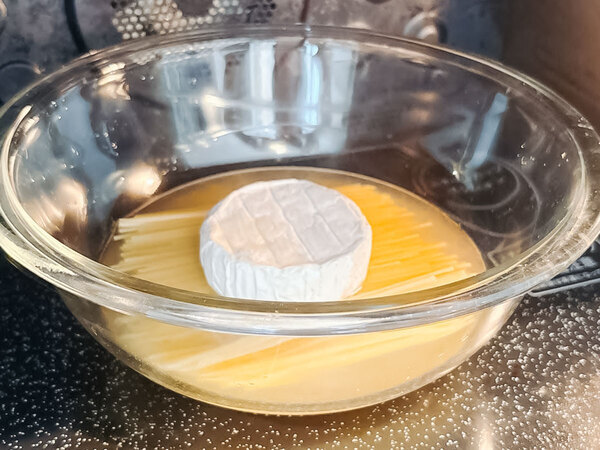 ６００Ｗの電子レンジで８分加熱して！　できたものに「背徳感がすごい」「たまらん」