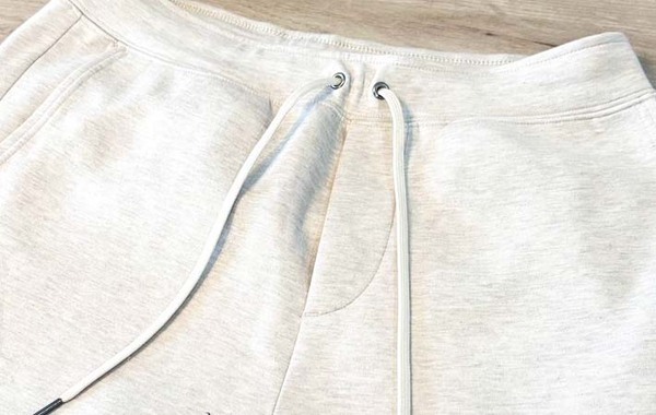 そんな方法が！　SNSで話題のズボンのヒモの結び方とは？