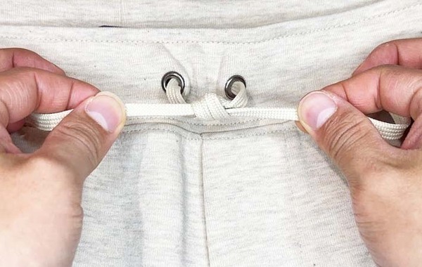 そんな方法が！　SNSで話題のズボンのヒモの結び方とは？