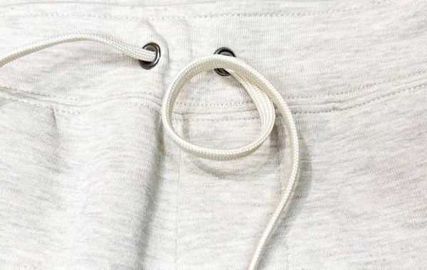 そんな方法が！　SNSで話題のズボンのヒモの結び方とは？