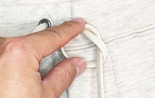 そんな方法が！　SNSで話題のズボンのヒモの結び方とは？