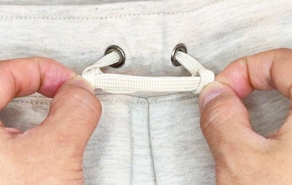 そんな方法が！　SNSで話題のズボンのヒモの結び方とは？