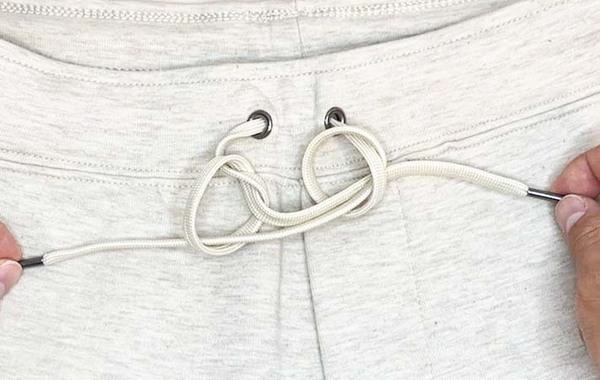 そんな方法が！　SNSで話題のズボンのヒモの結び方とは？