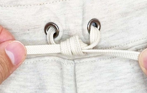 そんな方法が！　SNSで話題のズボンのヒモの結び方とは？