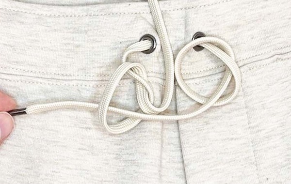 そんな方法が！　SNSで話題のズボンのヒモの結び方とは？