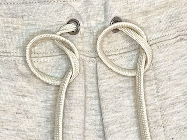 そんな方法が！　SNSで話題のズボンのヒモの結び方とは？