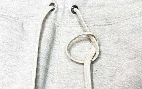 そんな方法が！　SNSで話題のズボンのヒモの結び方とは？