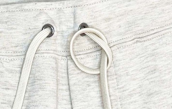 そんな方法が！　SNSで話題のズボンのヒモの結び方とは？