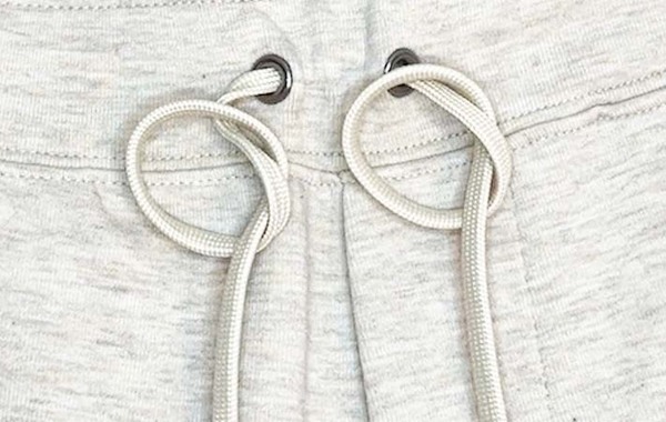 そんな方法が！　SNSで話題のズボンのヒモの結び方とは？