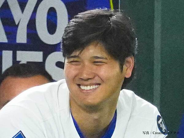大谷翔平がデコピンの誕生日を祝福！　誇らしげな表情で手にしていたのは…