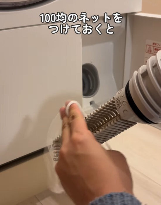 洗濯機からホコリがごっそり！　専用ブラシを使ったお掃除方法に「すごい」「試したい」