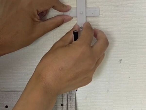 壁に穴を開けたくない人必見！　ダイソーの有孔ボードでおしゃれ壁面収納が完成