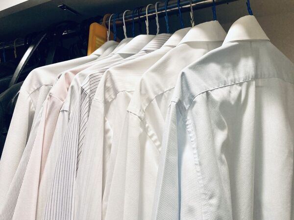 白シャツの黄ばみを落とすには？　企業が教える洗濯方法に「めっちゃ助かる」