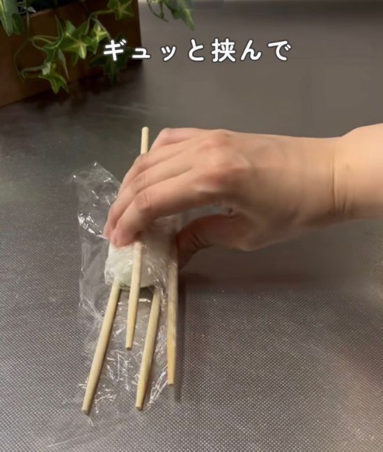 ゆで卵を『割り箸』で挟むと？　仕上がりに「子供も喜ぶ」「全部作りたい」