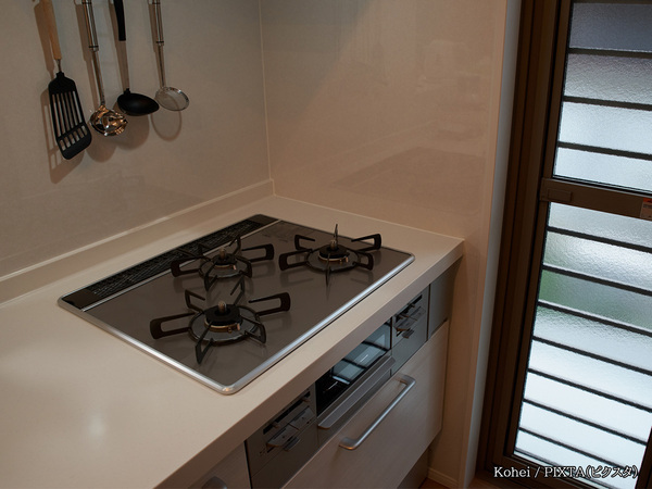 ダイソーの『フィルムフック』が便利！　つっぱり棒と一緒に使うと…？