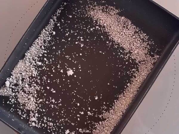 フライパンに『塩』をまいて焼くと…　結果に「絶対やる」「知らなかった」