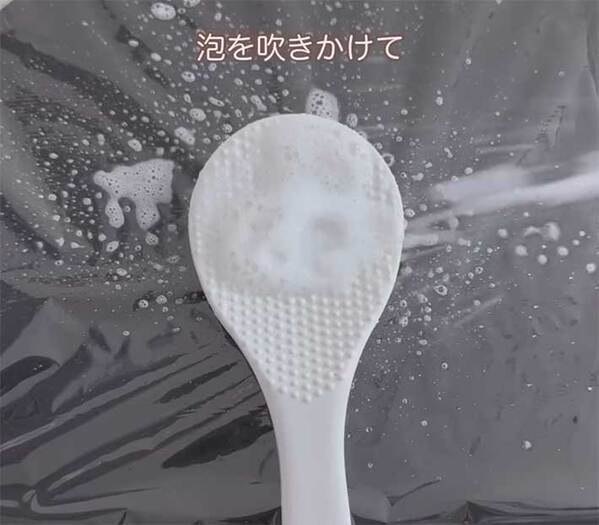 フライパンに『塩』をまいて焼くと…　結果に「絶対やる」「知らなかった」