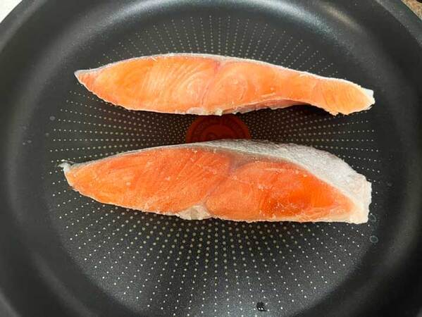 冷凍の鮭をフライパンで焼く方法　『大さじ１杯』入れるだけで…「解凍いらずでラク」