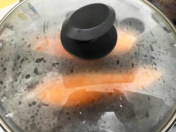 冷凍の鮭をフライパンで焼く方法　『大さじ１杯』入れるだけで…「解凍いらずでラク」