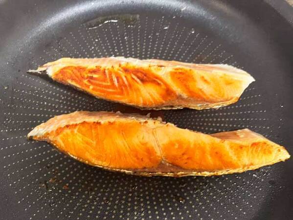 冷凍の鮭をフライパンで焼く方法　『大さじ１杯』入れるだけで…「解凍いらずでラク」
