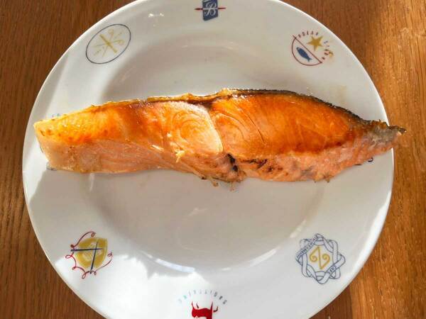 冷凍の鮭をフライパンで焼く方法　『大さじ１杯』入れるだけで…「解凍いらずでラク」