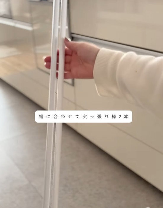 突っ張り棒を取り付けてみて！　キッチン収納力をアップさせる１００均アイディア