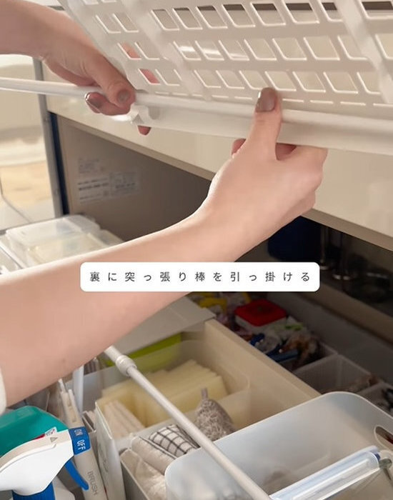 突っ張り棒を取り付けてみて！　キッチン収納力をアップさせる１００均アイディア