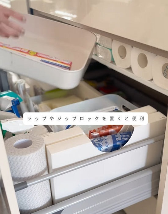 突っ張り棒を取り付けてみて！　キッチン収納力をアップさせる１００均アイディア