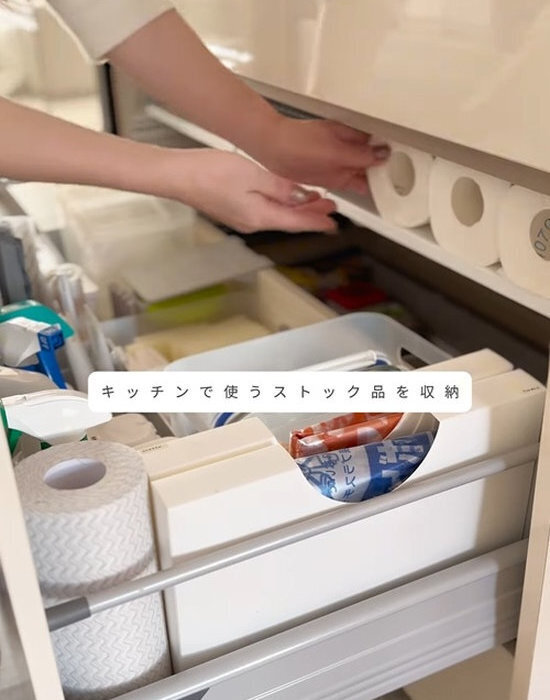 突っ張り棒を取り付けてみて！　キッチン収納力をアップさせる１００均アイディア