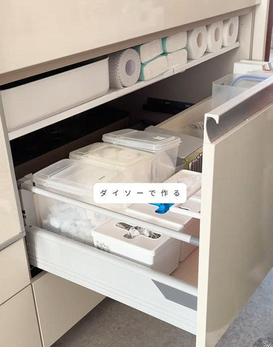 突っ張り棒を取り付けてみて！　キッチン収納力をアップさせる１００均アイディア