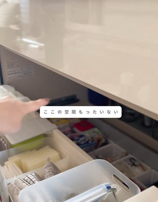 突っ張り棒を取り付けてみて！　キッチン収納力をアップさせる１００均アイディア