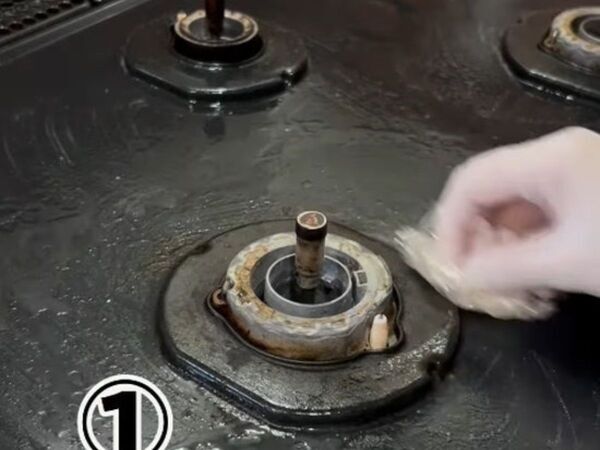 こびりついたコンロまわりがピカピカに！　掃除テクに「すごい」「やってみる」