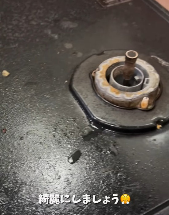 こびりついたコンロまわりがピカピカに！　掃除テクに「すごい」「やってみる」