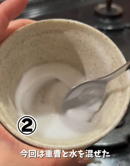 こびりついたコンロまわりがピカピカに！　掃除テクに「すごい」「やってみる」