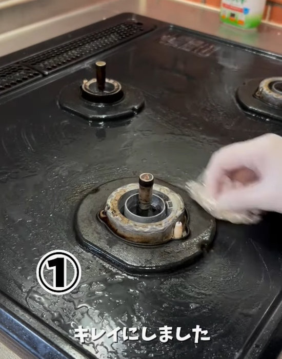 こびりついたコンロまわりがピカピカに！　掃除テクに「すごい」「やってみる」