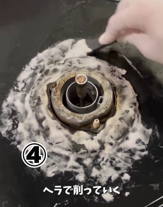 こびりついたコンロまわりがピカピカに！　掃除テクに「すごい」「やってみる」