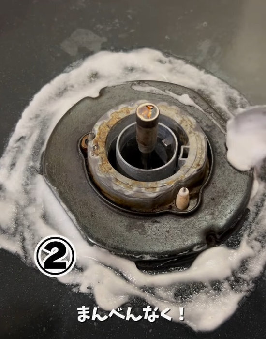 こびりついたコンロまわりがピカピカに！　掃除テクに「すごい」「やってみる」