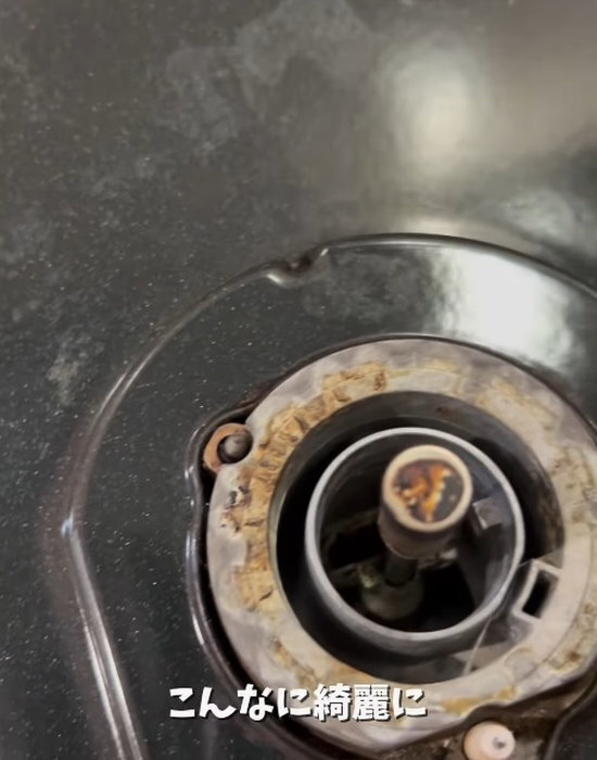 こびりついたコンロまわりがピカピカに！　掃除テクに「すごい」「やってみる」