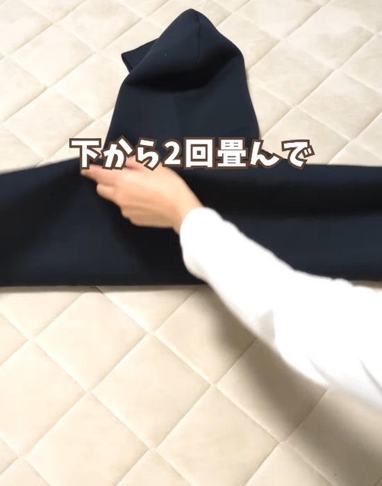 パーカーのフードが潰れない畳み方　方法に「すごい」「コンパクト」