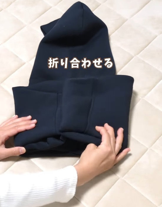 パーカーのフードが潰れない畳み方　方法に「すごい」「コンパクト」