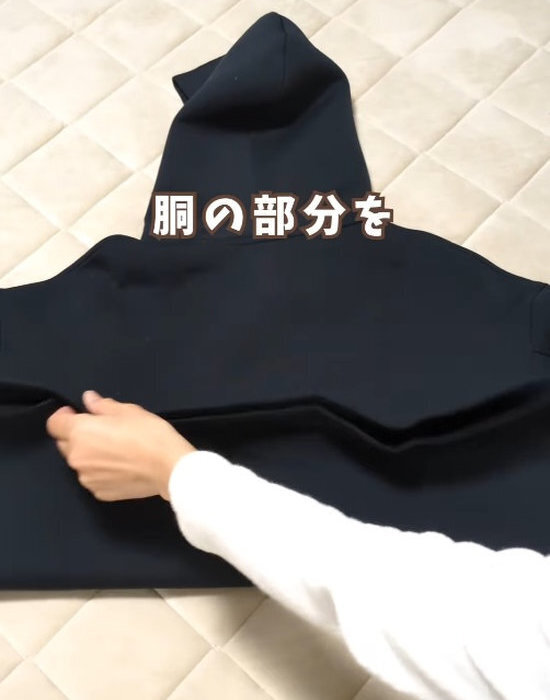 パーカーのフードが潰れない畳み方　方法に「すごい」「コンパクト」