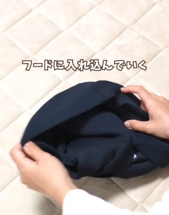 パーカーのフードが潰れない畳み方　方法に「すごい」「コンパクト」