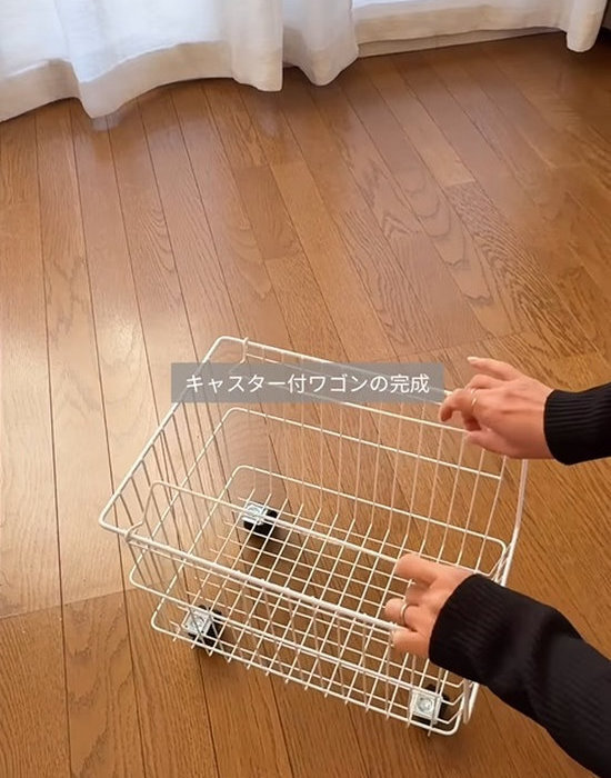 ダイソーのワイヤーカゴを重ねるだけで…　収納アイディアに「すごい！」「早速真似します」