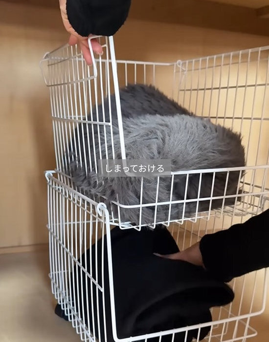 ダイソーのワイヤーカゴを重ねるだけで…　収納アイディアに「すごい！」「早速真似します」